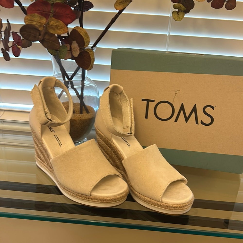 TOMS; beige suede marisol platform sandal size 7